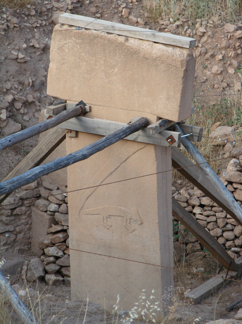 arved arm, hand and fox relief on a T-shaped pillar at Göbekli Tepe