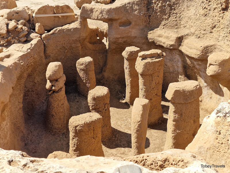 Structure AB at Karahan Tepe with a porthole window and a carved stone head